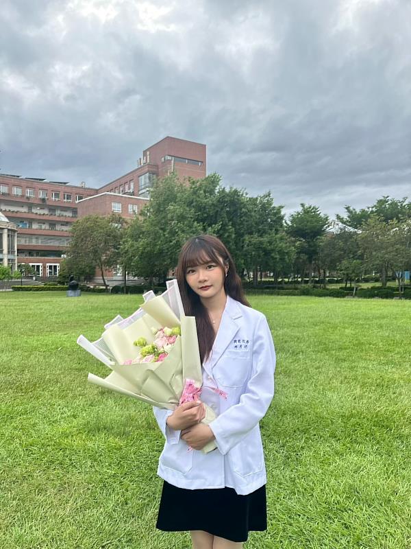 亞大職治系大四生林彥妤，創系首例雙料錄取美國頂尖名校NYU與USC。