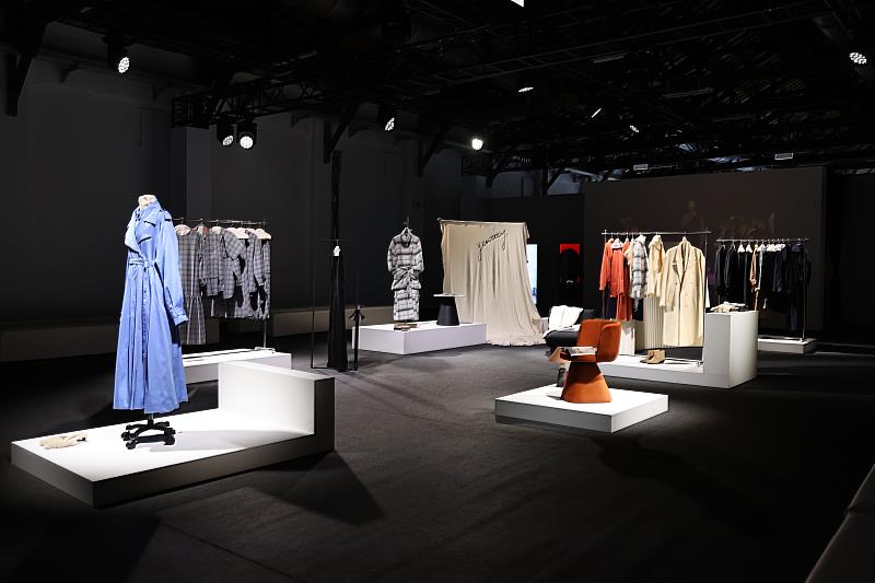 聚焦於女性議題與心境的Yentity，本季「單色連續體（Monochrome Continuum）」系列大量運用溫暖的長毛毛料、厚實西裝布與蓬鬆棉紡織物。（麥羨雲提供）