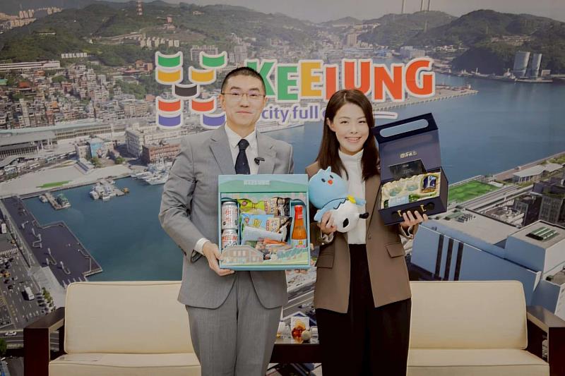 高虹安市長與謝國樑市長互贈禮品。