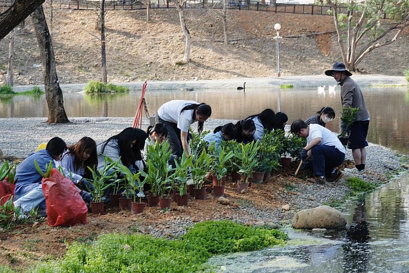植樹活動中,校內師生皆到場參與,共同種下野薑花、鳶尾等逾700株親水植物,透過多樣植栽營造層次豐富的水岸生態景觀。
