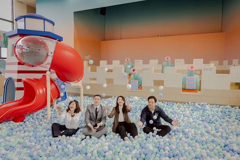 竹市府團隊參訪中正區室內兒童樂園。