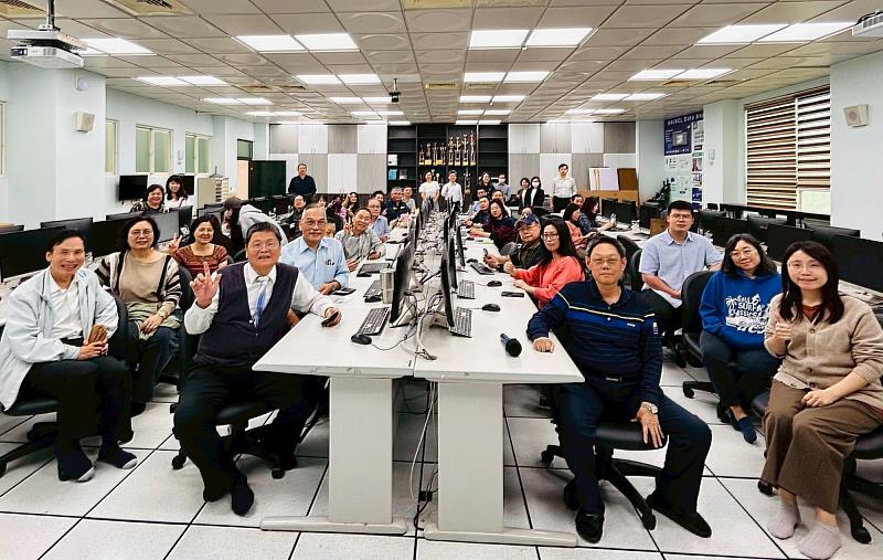 亞大管理暨社會科學3月19日舉辦首場「教師進階AI素養提升工作坊」，與會師長互動熱絡，展現積極升級教研戰力的決心。