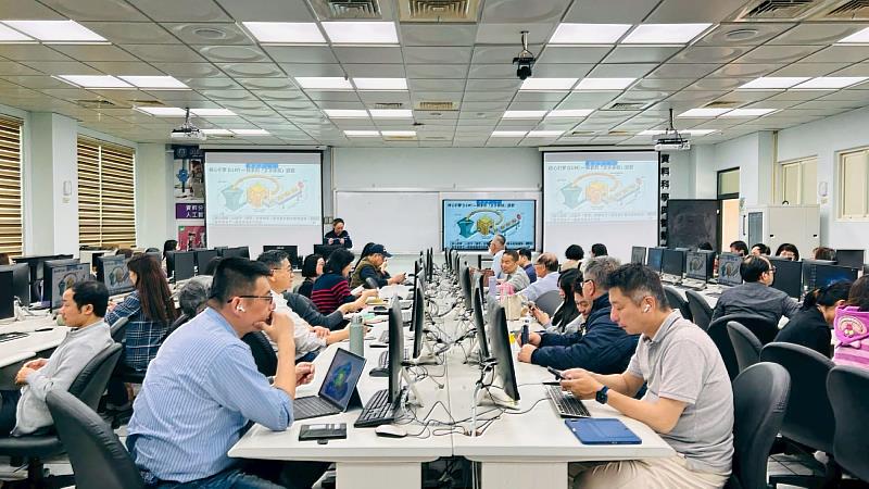 會資系胡亞平助理教授於工作坊中，帶領管理暨社會科學教師深入剖析大語言模型（LLM）的底層邏輯與「文字接龍」運作原理。