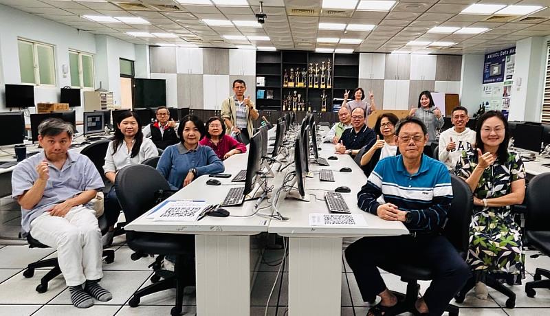 3月27日第2梯次工作坊參與教師合影，管理暨社會科學期盼透過系列研習，引領全院邁向高效能的AI協作新時代。