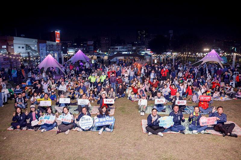 Earth Hour關燈1小時活動照，與會長官及民眾合影。