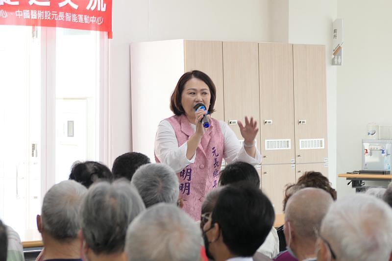 元長鄉李明明鄉長與長者親切互動。