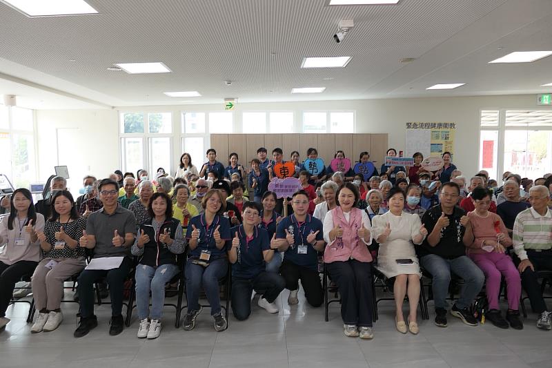 元長鄉複合式日照中心舉辦健康促進交流活動，吸引75位社區長者共同參與同樂。