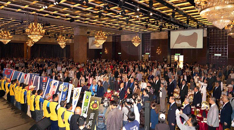 眷村總會春季聯歡大會席開逾100桌，上千名熱愛眷村文化的人士齊聚一堂，場面相當壯觀。圖片來源：中華眷村文化發展總會