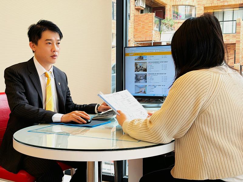 鄭建志店長（左）協助屋主處理複雜交易，從權狀補發到過戶，每一步都以專業守護客戶權益。（永慶房產集團提供）