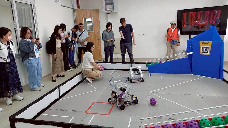 提升數位教學力 臺東縣輔導團赴屏東、臺南外埠參訪拓展教學新視野