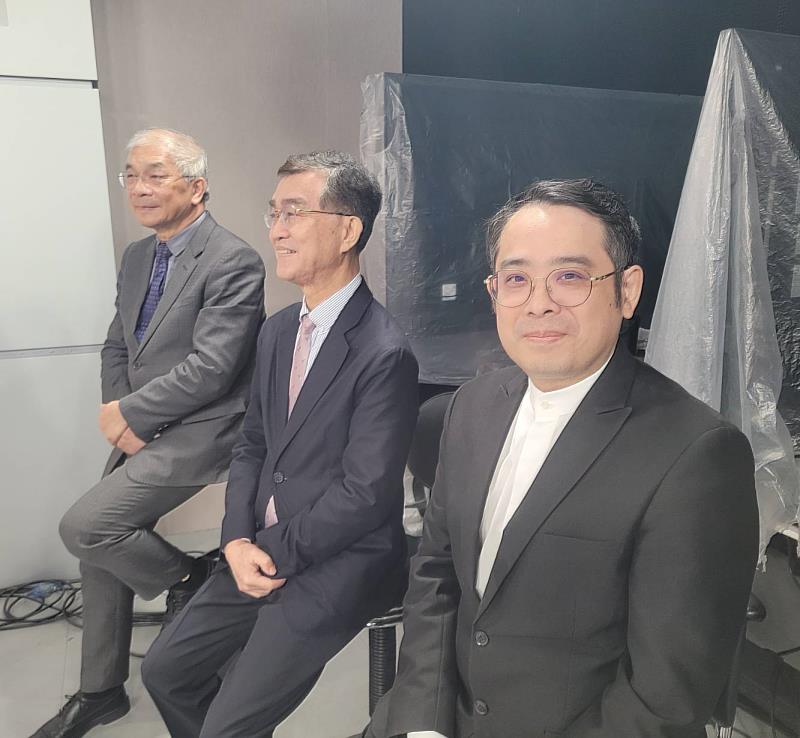 世新大學校長陳清河(左起)、寰宇電視董事長黃東烈與東森電視副總沈建宏到場為決賽選手加油。(世新大學提供)
