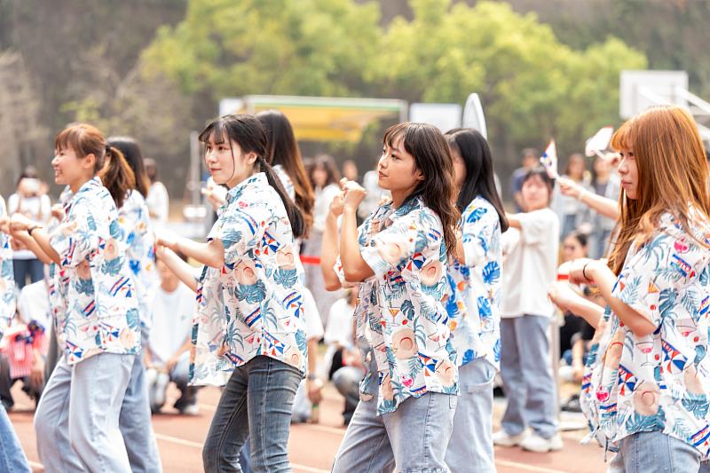 航空運務系以清新甜美的裝扮，榮獲季軍。