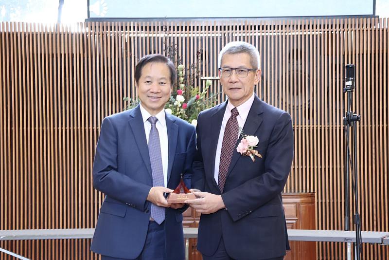 東海校長張國恩（左）感性指出，這份名單是對社會責任的承諾，在少子化的挑戰下，相信東海董事必將全心為教育貢獻心力。圖右為帆宣科技總經理林育業。