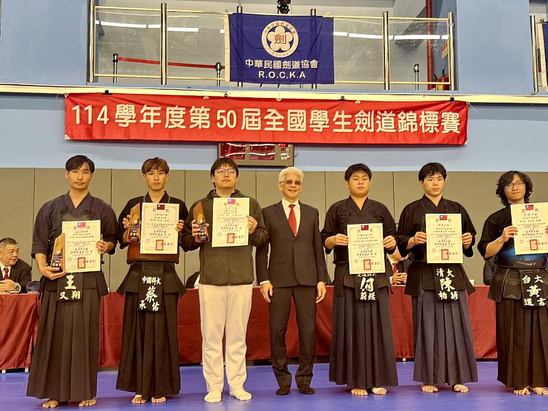 中國科大（左2）榮獲大專男子組團體得分賽亞軍。（照片/校方提供）