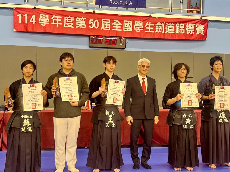中國科大（左1）榮獲大專男子組團體過關賽冠軍。（照片/校方提供）