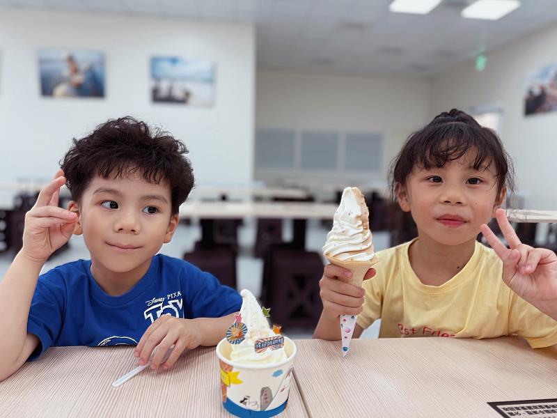 七股鹽山人氣商品「膠原蛋白雪花鹽霜淇淋」限時升級，活動期間加贈繽紛跳跳糖，鹹甜風味結合劈啪跳動口感，為味蕾增添驚喜。