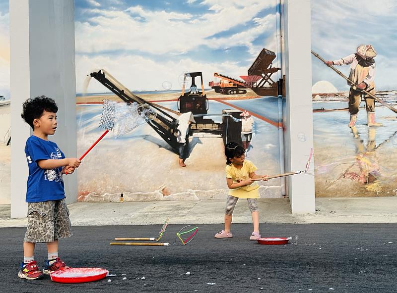 七股鹽山「繽紛童樂趴」活動期間，凡於台塩生技門市單筆消費滿199元，即可兌換「繽紛泡泡體驗券」，讓孩子們在陽光下追逐泡泡，奔跑放電。