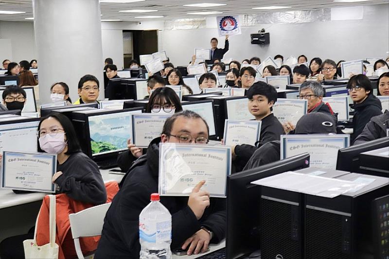 中華大學ESG初階管理師考照成果亮眼，通過率高達99.12%。