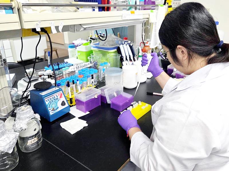 團隊收集氣喘患者的血液檢體進行DNA萃取,鑑定患者氣喘易感基因的表型,進一步分析在特定環境(如PAHs)暴露下,基因表型與疾病風險之關聯。