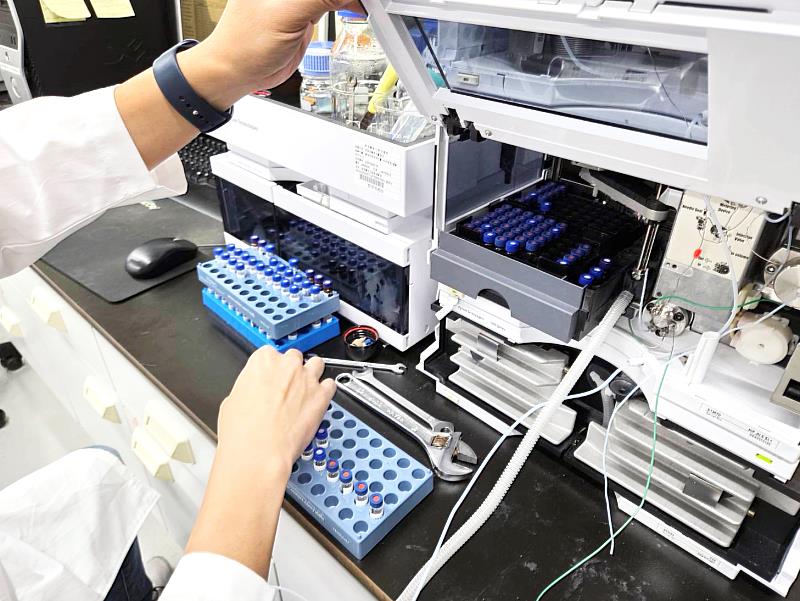 團隊收集氣喘患者的尿液檢體，進行環境污染物代謝物檢測，進一步在6個成人氣喘亞型中鑑別各亞型特定的環境風險因子。