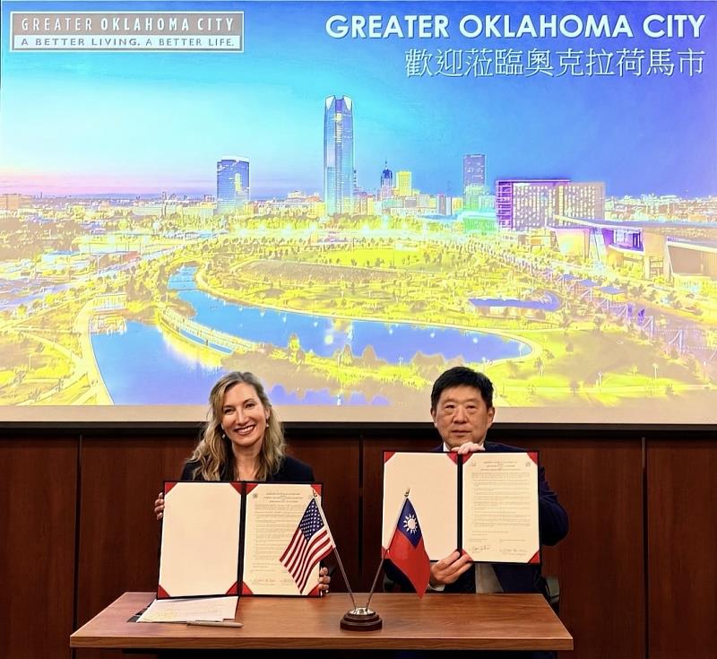 IEAT美洲委員會主委宗緒順（右）與OKCChamber總裁暨執行長Christy Gillenwater（左）代表簽署MOU。