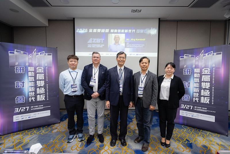 金屬中心辦理氫能關鍵技術研討會，聚焦燃料電池金屬雙極板發展趨勢。（由左至右為金屬中心蔣承學副組長、荷蘭Hauzer Mr.Thorsten Karl經理、金屬中心鄭炳國處長、德國TRUMPF黃國欽經理、金屬中心黃佳寗產業分析師，以及投影布幕的線上講者德國ZBT Mr. Jörg Karstedt副主任）