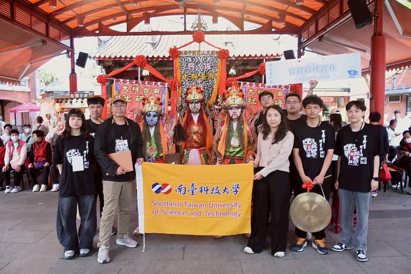 南臺科大官將首研習社師生與民眾於宜蘭傳藝園區「文昌祭」合影，展現推廣傳統陣頭文化的熱情與專業。