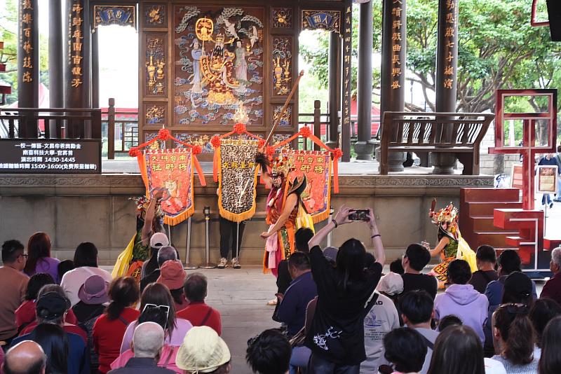 南臺科大官將首研習社於傳藝園區帶來精湛展演，專業步伐與細膩臉譜吸引大批遊客欣賞。