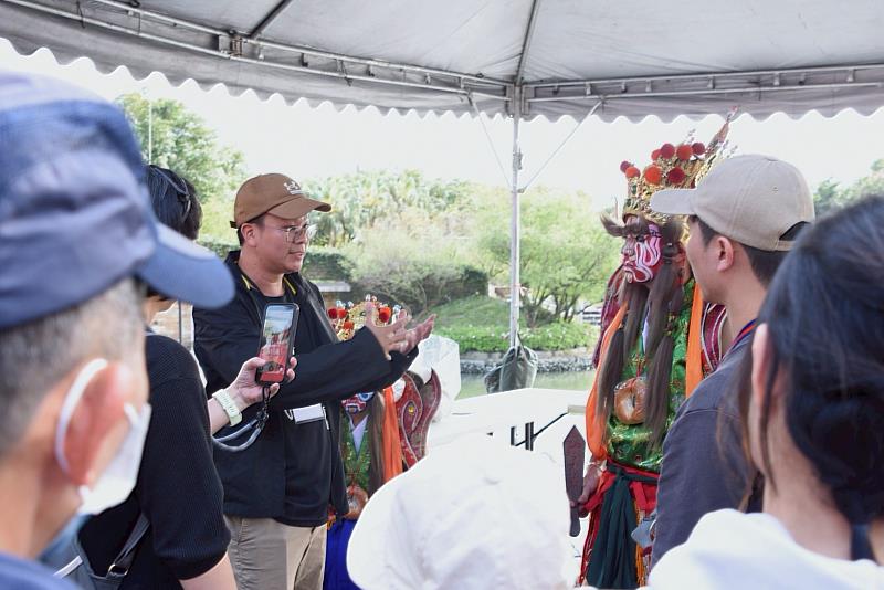 透過現場深入解說官將首裝備與法器意涵，社團以面對面交流的方式，讓民眾更進一步認識傳統陣頭文化。