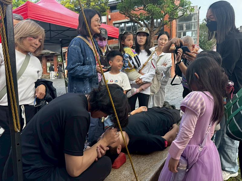 社團面師親自為遊客進行臉譜彩繪，透過輕鬆活潑的互動，拉近大眾與傳統陣頭文化的距離。