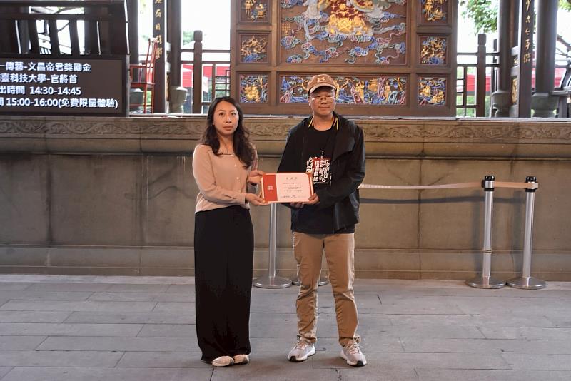 全聯善美的文化藝術基金會營業處副總監陳依婷（左）特地頒發感謝狀予社團指導老師陳燕儒（右），高度肯定南臺科大團隊推廣傳統文化的用心。