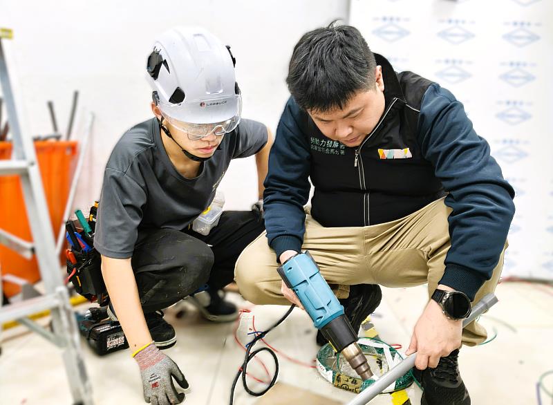 北分署與松山工農共同培訓選手黃漢華（左），接受北分署訓練師陳彥霖（右）指導，獲得青年組「電器裝配」職類金牌。