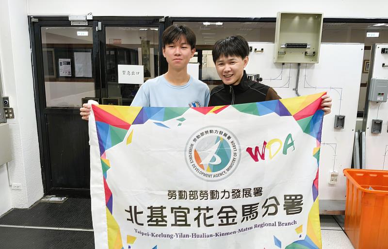北分署與新北市立正德國中共同培訓選手李一鑫(左),獲得「工業控制」職類青少年組金牌。