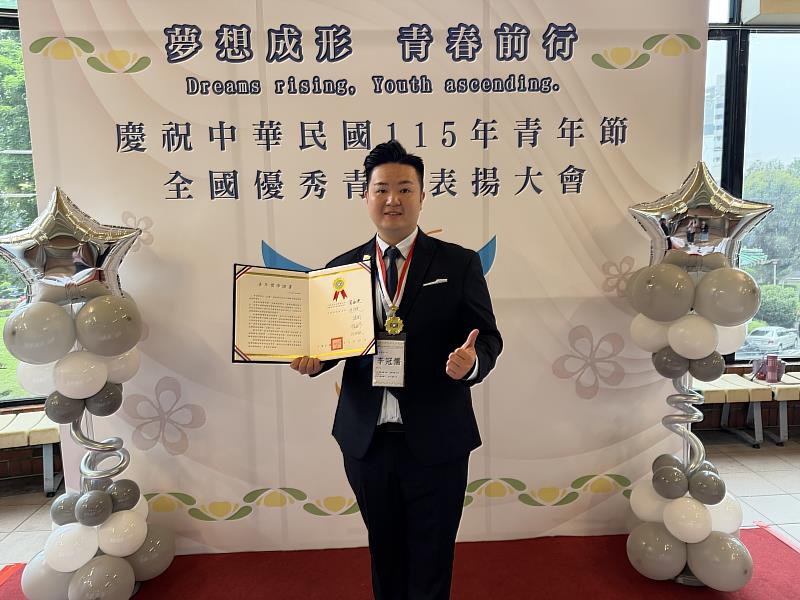 景文科大學生李冠儒榮獲「國際爭光組」青年獎章。