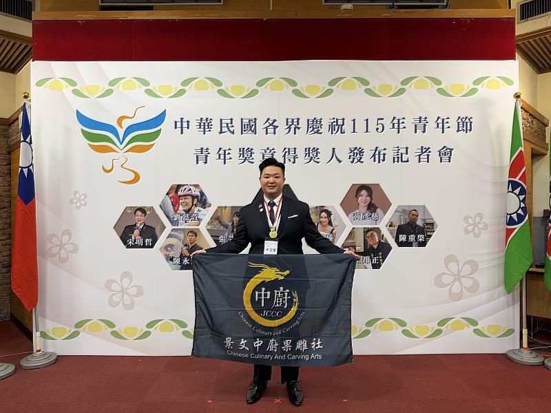 李冠儒為景文科大果雕社金牌選手。