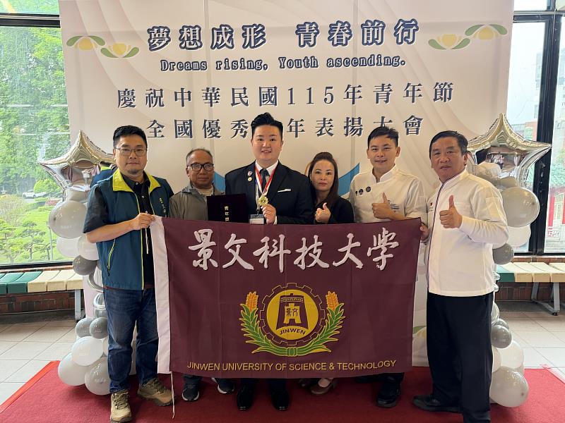 景文科大學生李冠儒接受全國優秀青年表揚，開心與家人、師長合影。