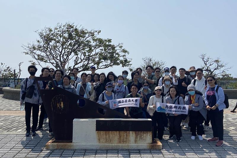 南大USR「為偏鄉而教」團隊走讀七股,透過實地走訪與合影紀錄,展現投入場域學習的參與歷程。