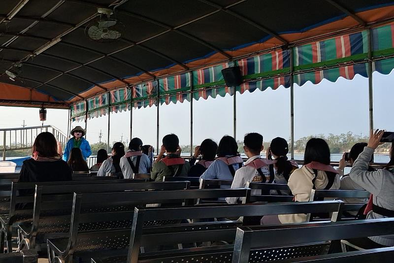 南大學生搭乘台江航線，從水域視角觀察潟湖與紅樹林地景，建立對台江濕地環境的整體認識。