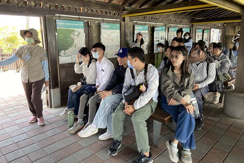 南大師生於黑面琵鷺保護區聆聽導覽解說,認識候鳥棲地與濕地保育內涵,深化對台江生態環境的理解。