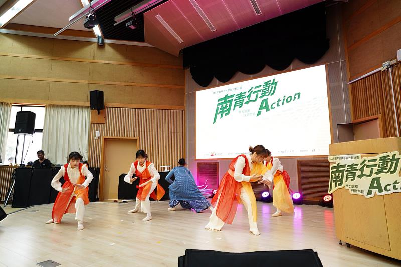 南大戲劇系帶來開場「仙女舞」演出，融合表演與文化意象，為青年公民節揭開序幕，展現校園藝術創作能量。（照片來源：臺南市政府）