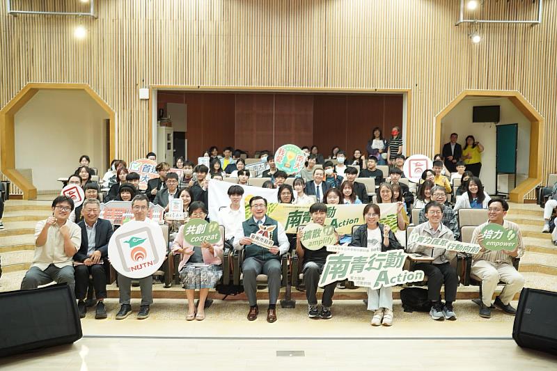 南大師生及與會貴賓於青年公民節活動合影留念，共同見證青年參與公共議題與城市連結的重要時刻。（照片來源：臺南市政府）