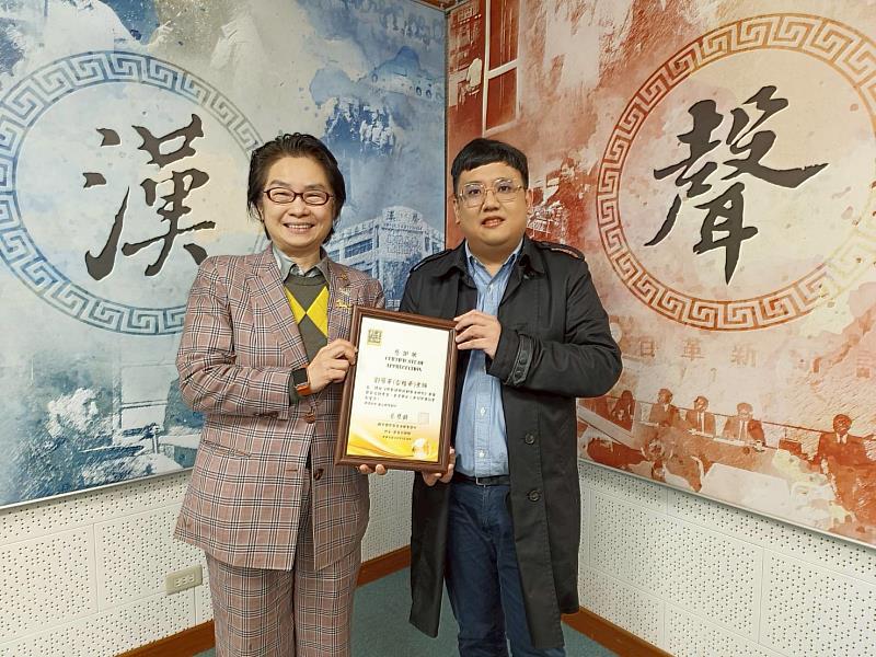 群景國際商務法律事務所所長蔡慧玲律師（左）頒贈廣播專訪感謝狀全像宇宙開發工作室執行長雷格希（劉笏華）老師（右）。