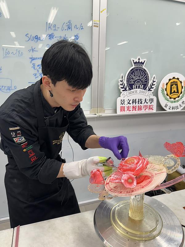 韓國金牌大師LEO KIM為學生示範糖藝創作技巧。