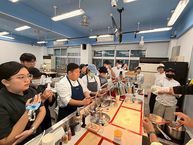 研習過程中，學生專注學習國際糖藝創作技巧。