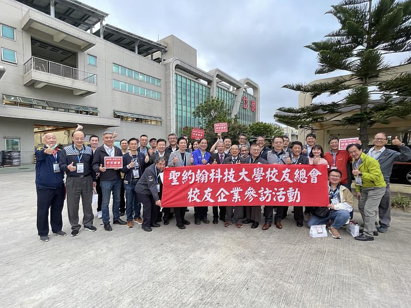 聖約翰科技大學唐彥博校長及張銘崑行政長受邀前往位於桃園科技園區的岱德橡膠企業參訪。