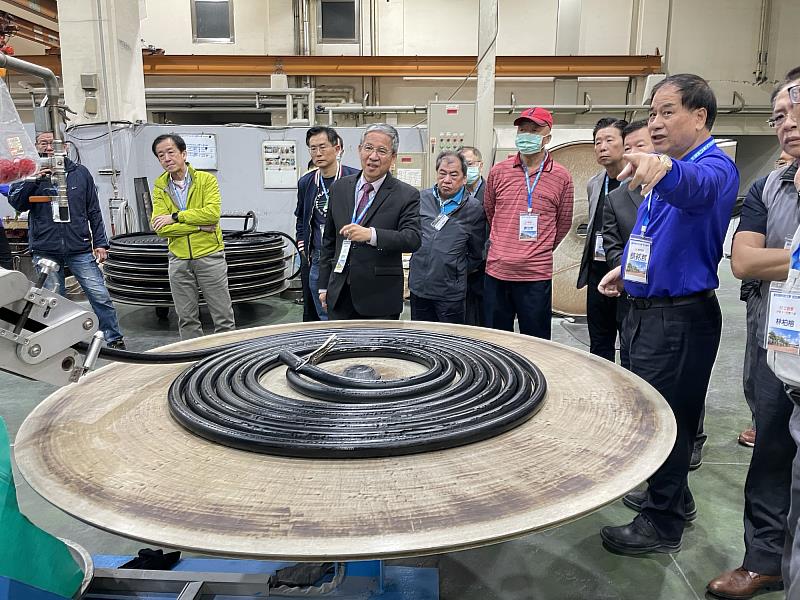 蔡銘哲董事長向唐彥博校長及校友展示符合高標準檢驗的專業管材，展現岱德產品堅固用不壞的強大硬實力。