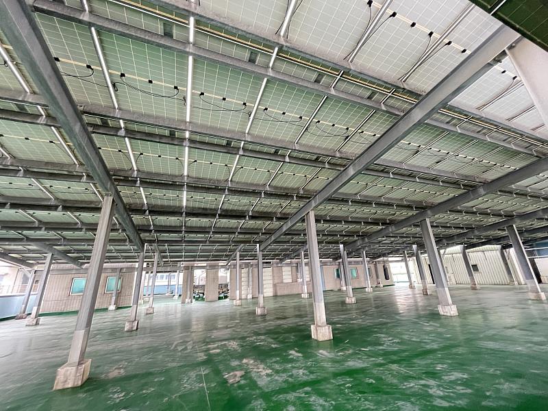 岱德橡膠廠房與聖約翰科大同處海風強勁環境，在張銘崑教授專業指導下，順利克服強風挑戰完成屋頂太陽能面板建置，邁進節能減碳目標。