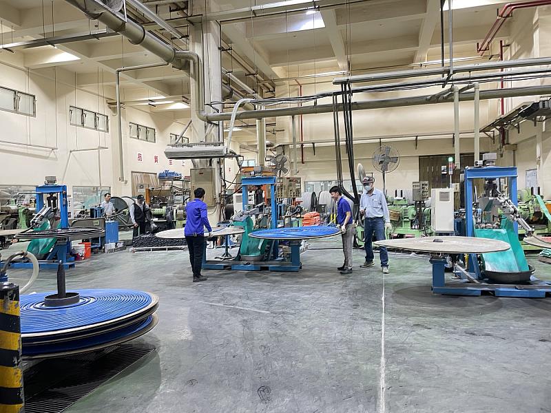 蔡銘哲董事長帶領唐彥博校長與陳詩銘理事長等校友巡禮廠區，參觀整潔且高度自動化的管材生產線。