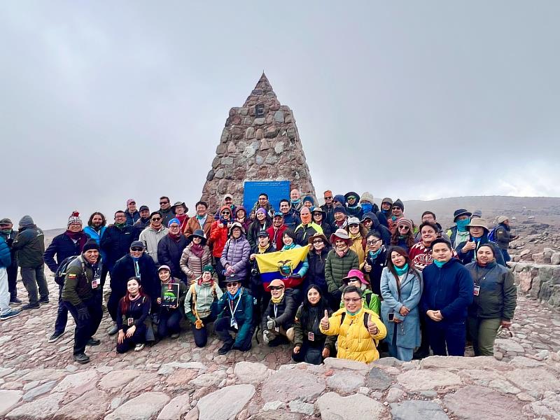 於厄瓜多第一高峰Chimborazo火山設置IPSI紀念碑,象徵國際共同推廣人與自然和諧共生的里程碑。(林業及自然保育署提供)