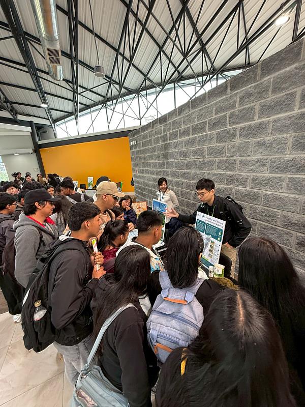 林業保育署於海報展覽區分享臺灣永續地景和潛在oecm的案例，獲當地學生關注。（林業及自然保育署提供）